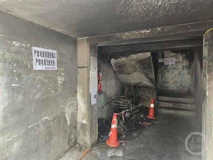 成都一小区6楼租户“飞线充电”，遭遇强降雨造成短路酿火灾，一家四口1死2伤