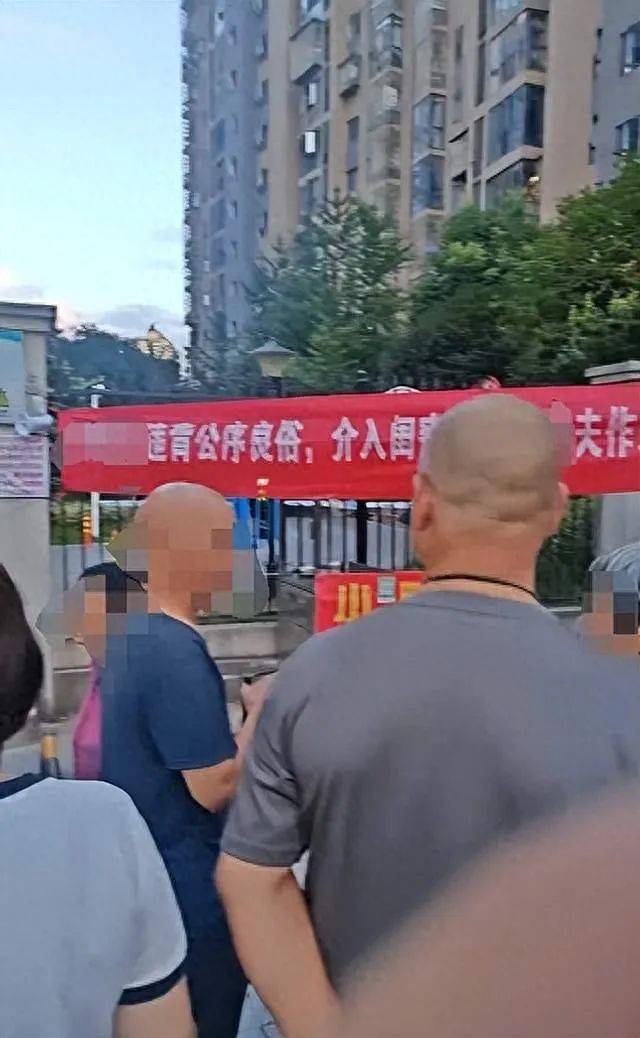 原配拉横幅送锦旗，上门感谢闺蜜“照顾老公” ？当地纪委回应