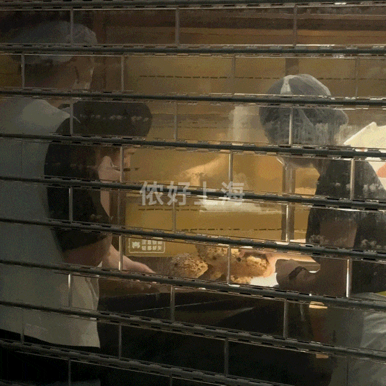 看着心疼！上海网红店将没卖掉的面包整框扔了？网友吵翻