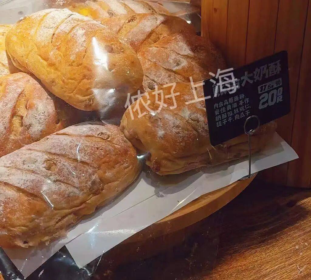 看着心疼！上海网红店将没卖掉的面包整框扔了？网友吵翻