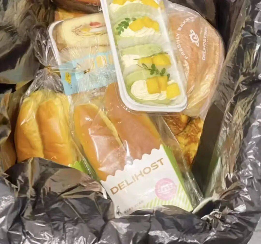看着心疼！上海网红店将没卖掉的面包整框扔了？网友吵翻