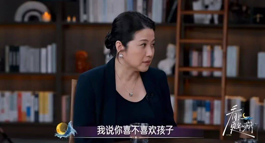 52岁影后颜丙燕公开小20岁男友：他知道我将步入更年期，已甜蜜相恋5年，两人出门必须手拉手