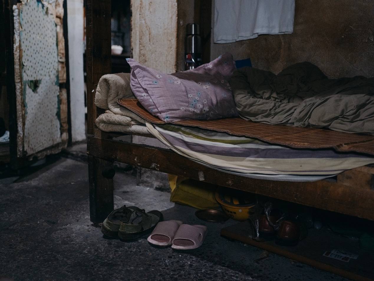 他们挤在8元一晚的旅店 几百人抢一个活