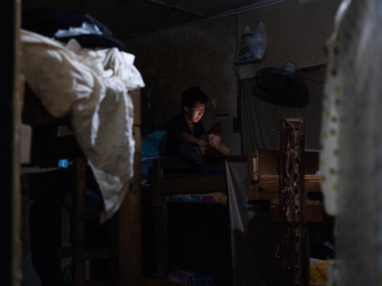 他们挤在8元一晚的旅店 几百人抢一个活