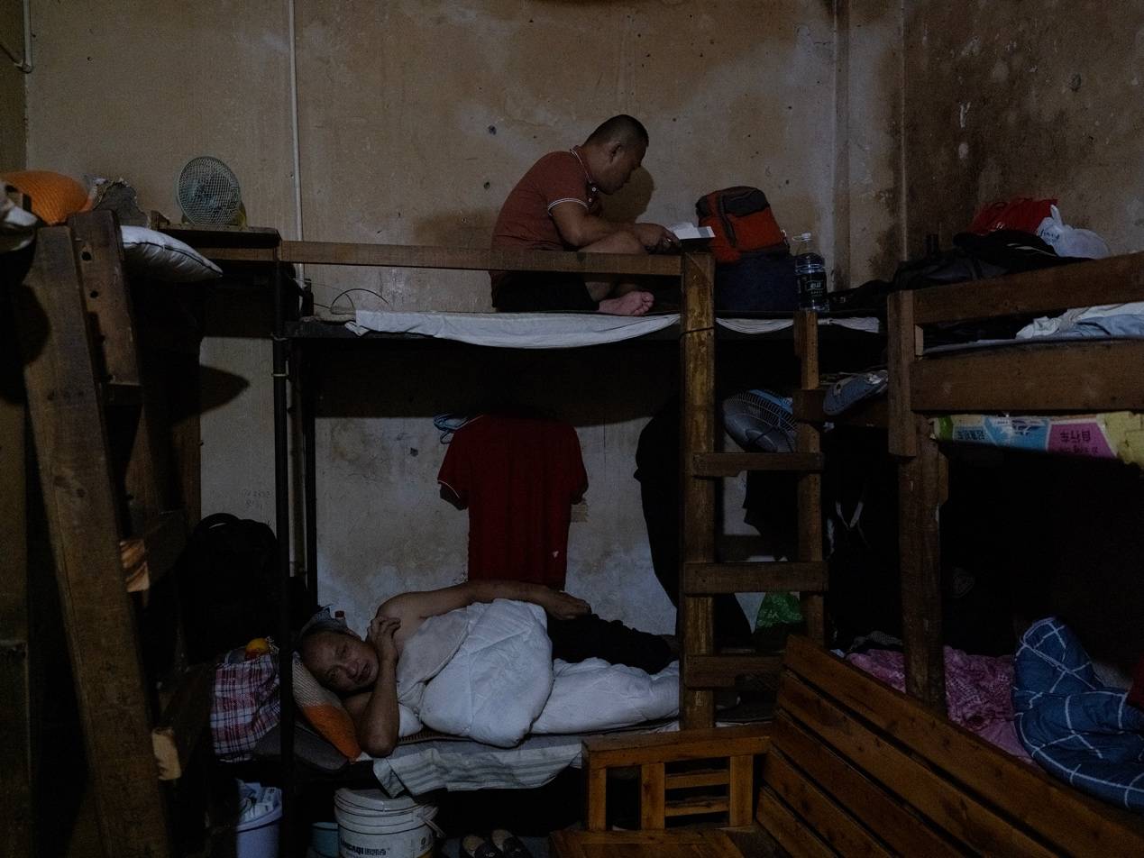 他们挤在8元一晚的旅店 几百人抢一个活