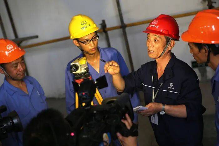 晨读·百年工运人物记 | 窦铁成:自学成才的“工人教授”