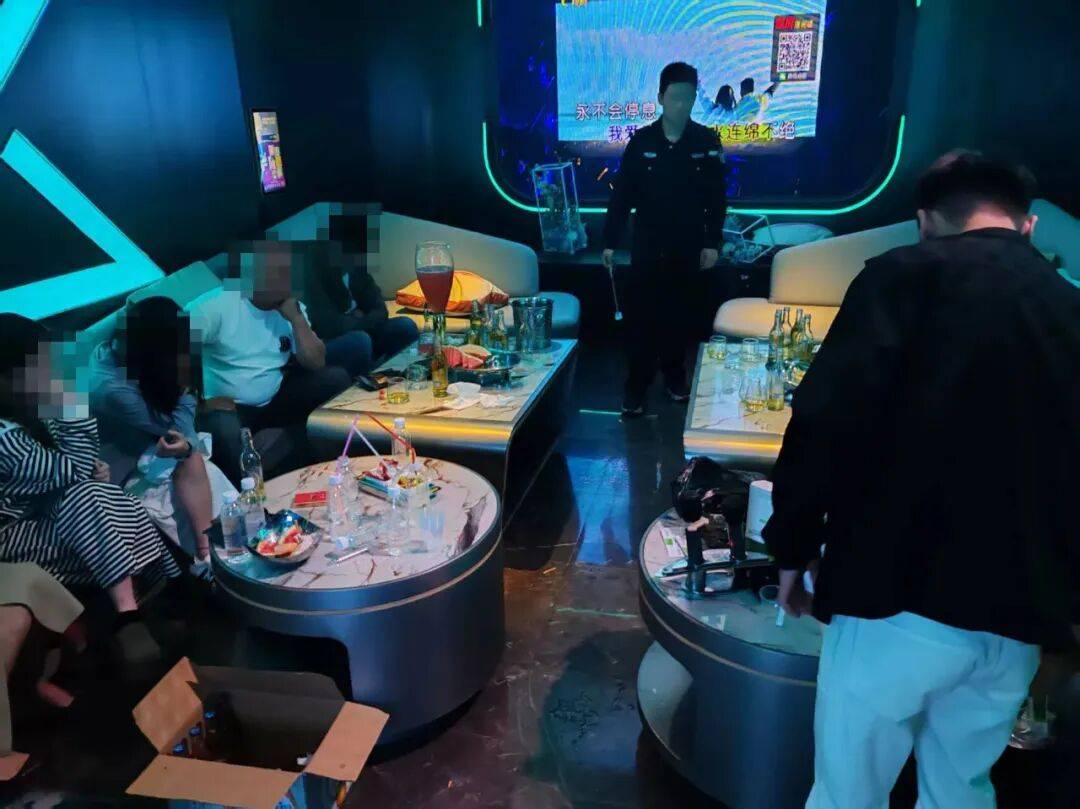 突击清查!KTV包厢内四男三女被控制