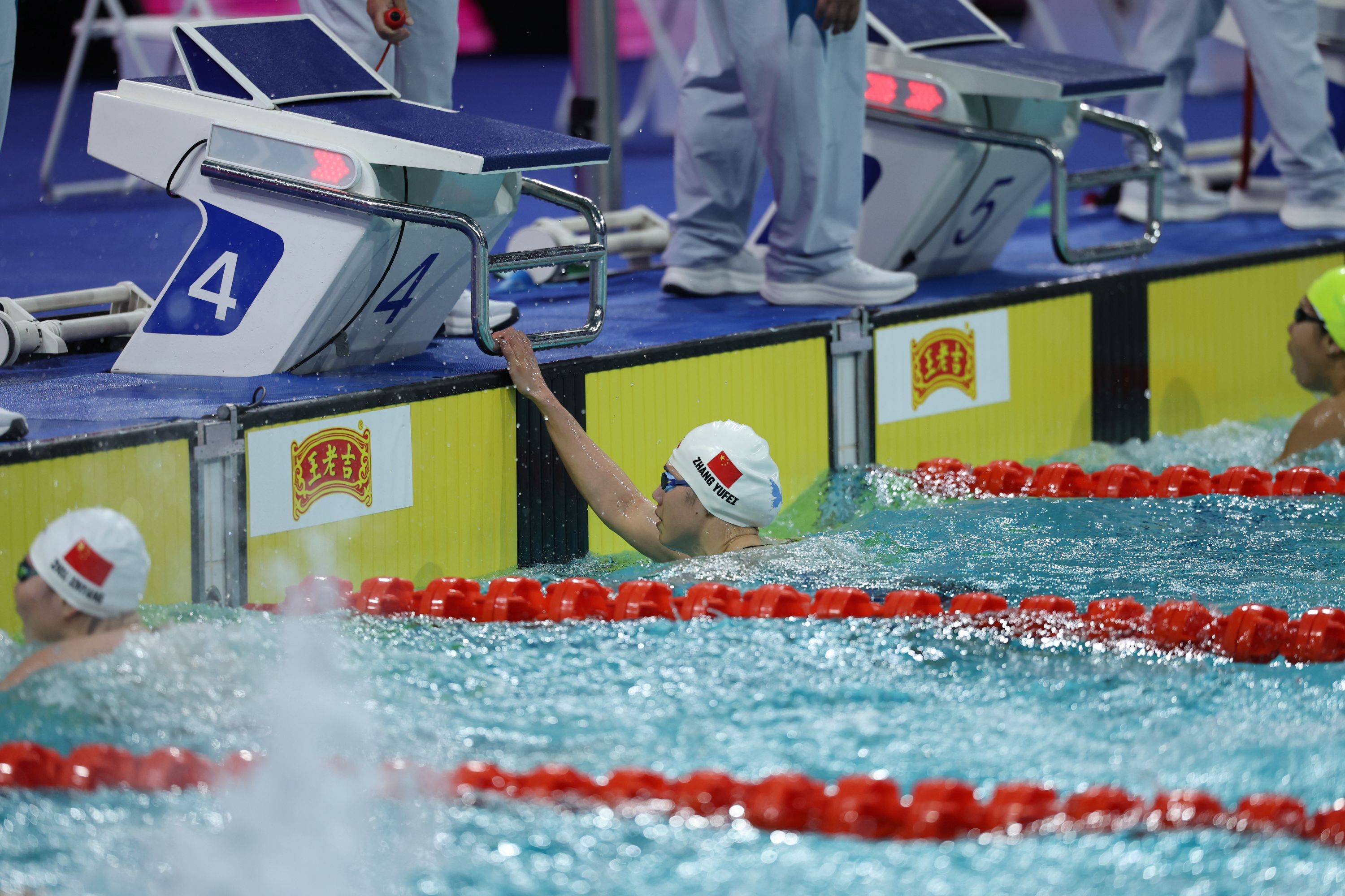 祝贺！张雨霏女子100米蝶泳夺冠，覃海洋男子100米蛙泳摘金
