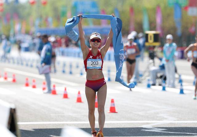 全运会丨女子20公里竞走决赛:杨家玉率先冲线