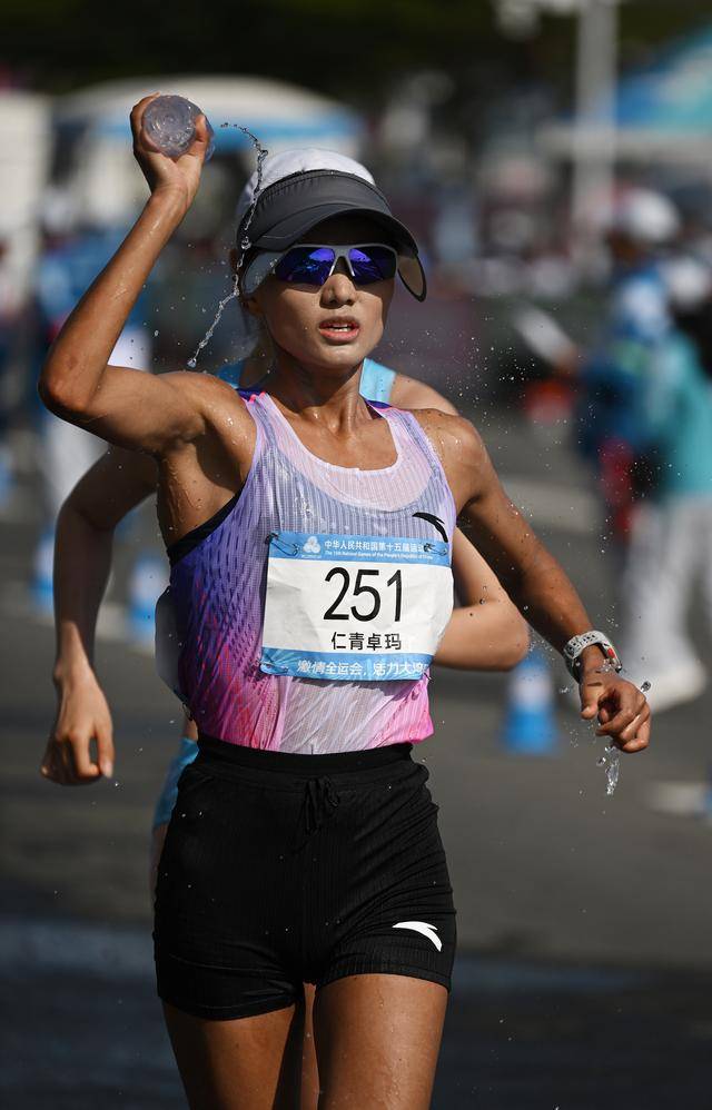 全运会丨女子20公里竞走决赛:杨家玉率先冲线