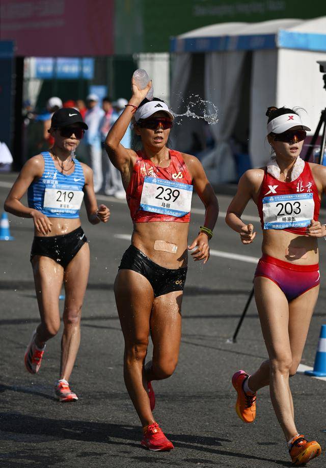 全运会丨女子20公里竞走决赛:杨家玉率先冲线