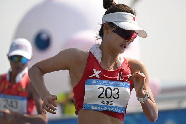 全运会丨女子20公里竞走决赛:杨家玉率先冲线