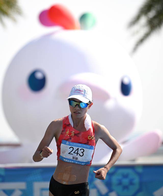 全运会丨女子20公里竞走决赛:杨家玉率先冲线