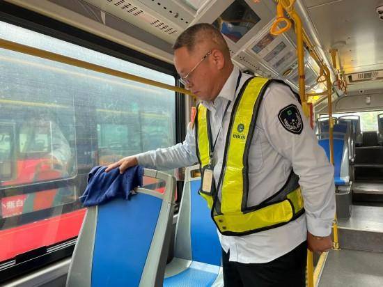 “深圳公交放慢车速等奔跑母子”全网刷屏,司机找到了