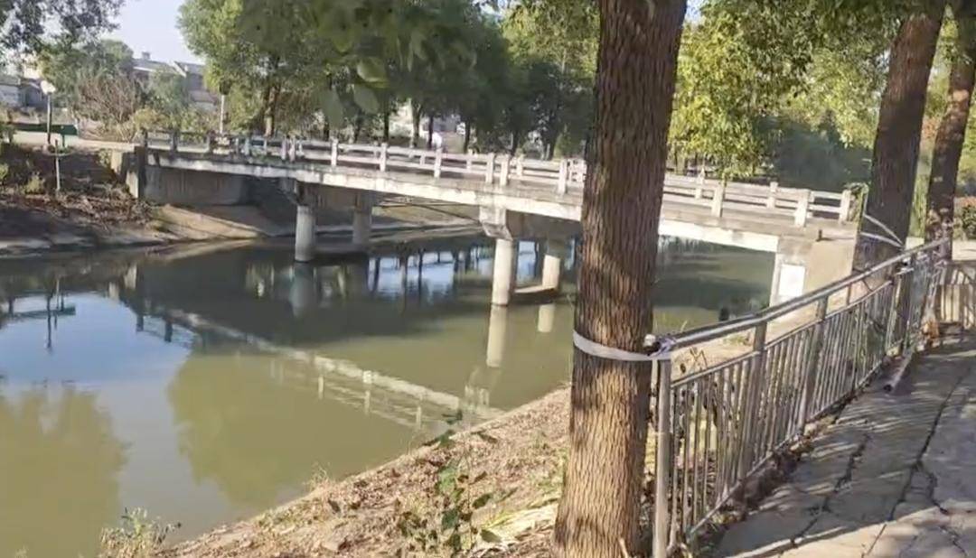 3岁男童家门口落水母亲施救双双遇难，家属质疑“河道护坡陡峭无法自救”