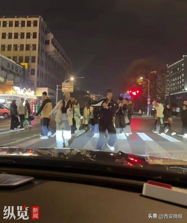 徐州一男一女斑马线上对着等灯车辆跳舞拍视频引发质疑，当地交警正寻找两人，同时将加强视频路段管理