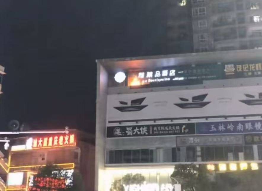 广西玉林一购物中心突发火情，目击者称刚看完电影听到有人喊着火，消防：无人伤亡