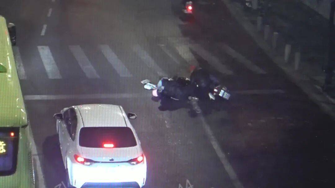 北京一男子将人撞骨折后逃逸，事后称没时间报警：“怕她耽误我事”