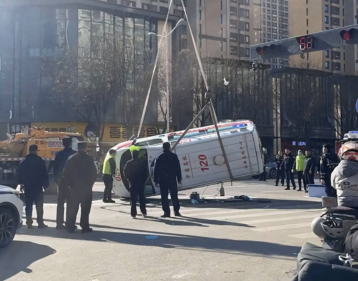 西安一救护车发生交通事故致侧翻 医院：车内医护人员皮外伤，病患生命体征已平稳