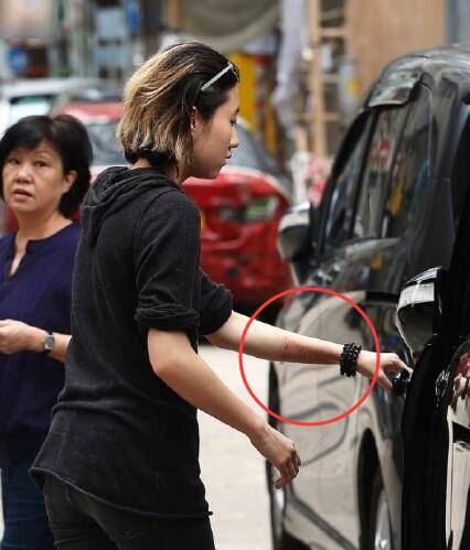 考古|小龙女正式与成龙和解？被曝生活拮据遭父亲经济支援，叛逆多年的她终成熟