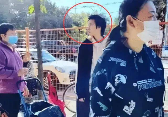 考古|小龙女正式与成龙和解？被曝生活拮据遭父亲经济支援，叛逆多年的她终成熟