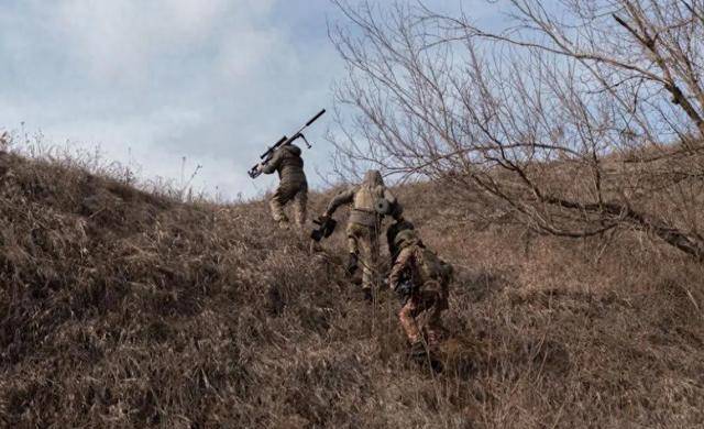 乌克兰嘲讽俄方打回石器时代：坦克战车全作废，士兵顶着枪林弹雨送人头