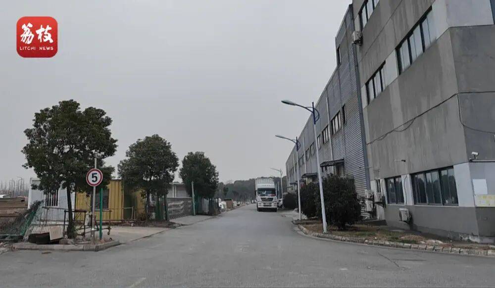 江苏一公司员工年会饮酒后死亡，年仅28岁，家属：喝得不省人事，公司没有及时拨打120送医；公司回应：宴席上没有劝酒