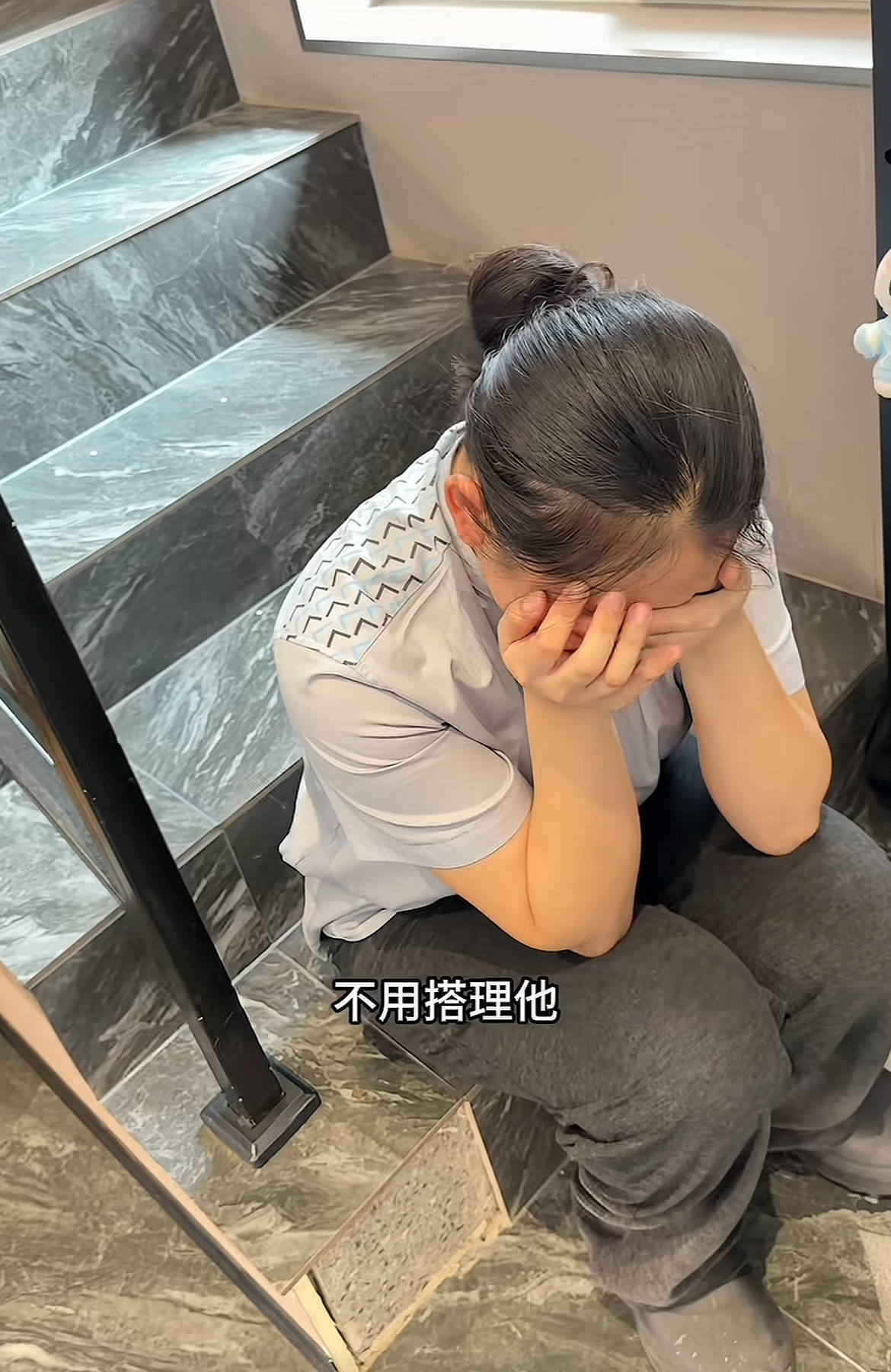 瑞幸女店员被上一个顾客骂哭，又被下一个客人送草莓安慰，“她绷不住，激动哭了”