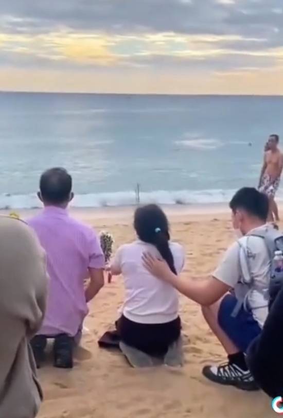 27岁中国小伙去越南见女友家长，意外坠海失踪11天，父亲：找到六七十公里外海域仍无消息，妻子每天在海边痛哭