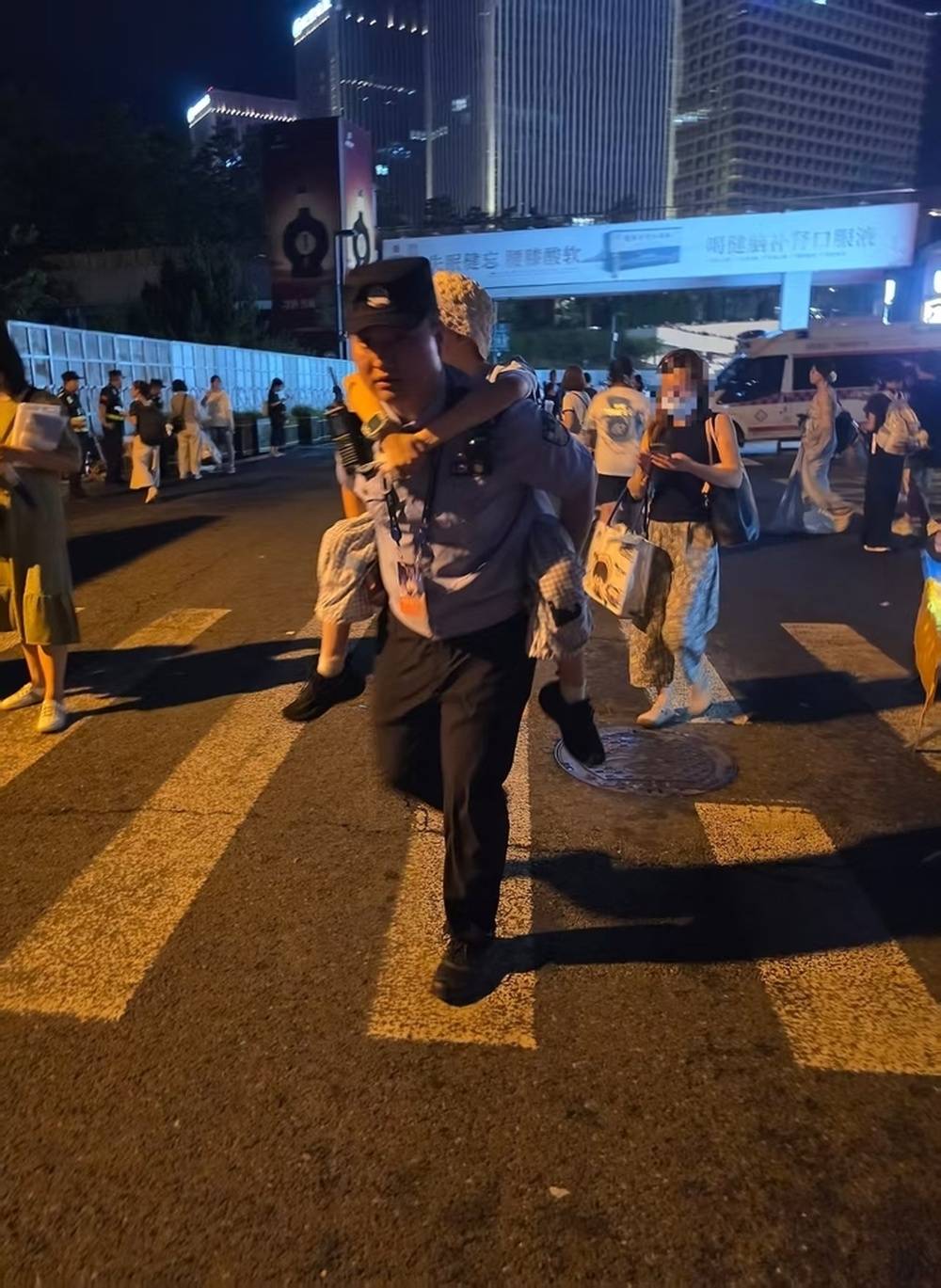 暴雨中，济南一辅警背起胰腺癌女孩狂奔一公里