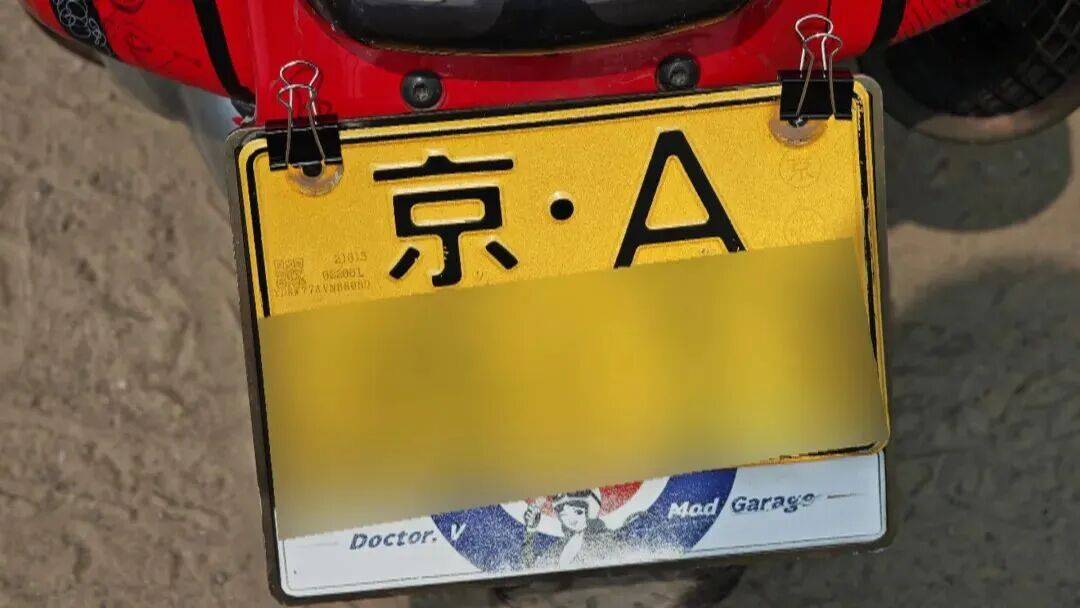 北京朝阳一“京A”摩托车骑手没戴头盔被拦，开始配合，突然闯卡加速逃跑，警方一查竟发现……